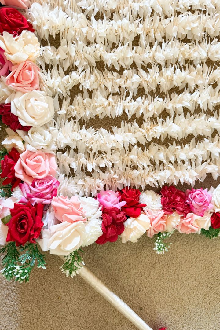 Jasmine/Gajra Phoolon ki Chadar with rose and carnation flowers